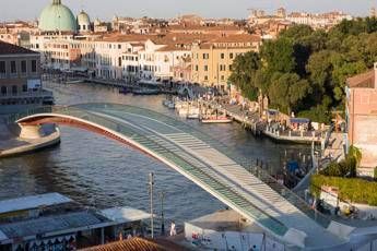 Venezia, turisti si tuffano da ponte Calatrava. Sindaco: Punire questi eroi Venezia, turisti si tuffano da ponte Calatrava. Sindaco: Punire questi eroi